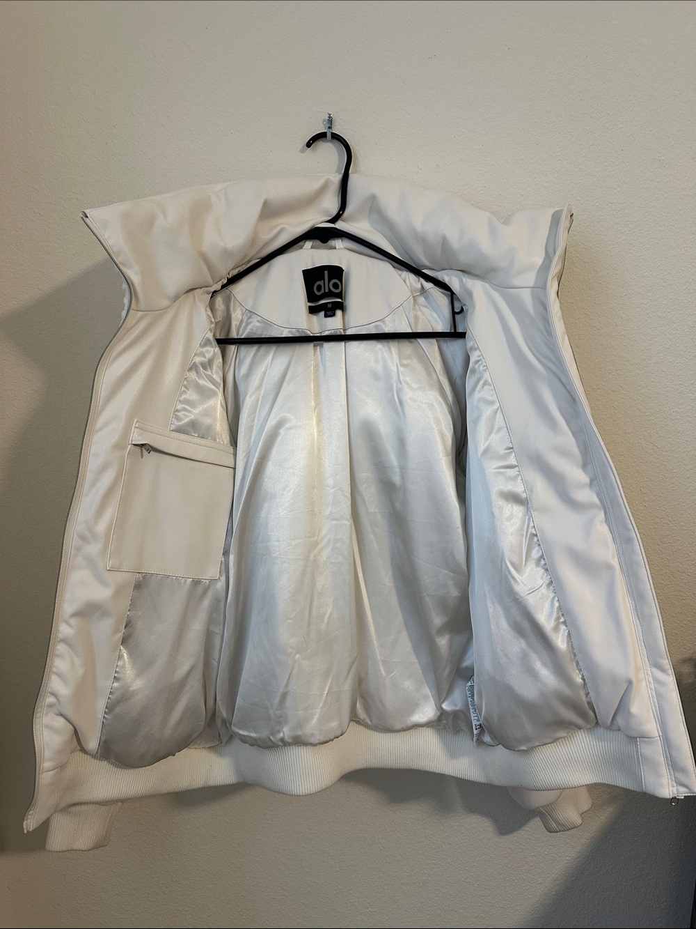 ALO Yoga White Quilted Puffer Jacket with Hood - Picture 2 of 5